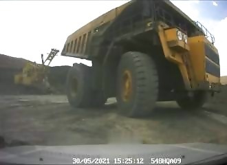 Il se font rouler dessus par un engin énorme de chantier !