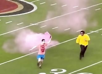 Un militant pour le droit des animaux prend un coup de casque dans la tête