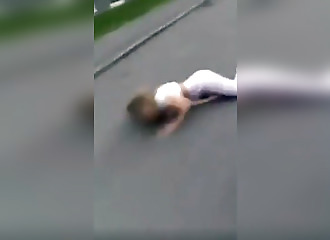 Saoule, elle chute depuis une voiture en mouvement !