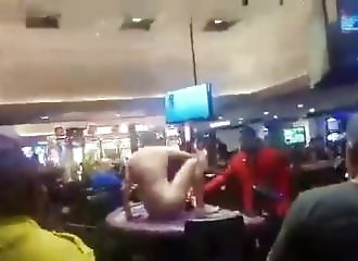 Il tenait à montrer son anus au croupier !