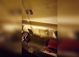 Douche froide pour une fille qui tente d’uriner dans la rue