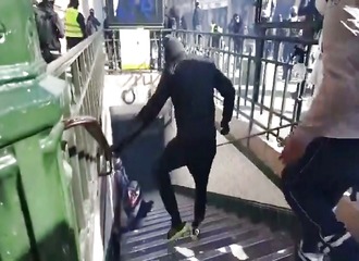 Il tente de jeter un pavé sur des policiers, l'objet arrive directement dans la tête d'un autre manifestant