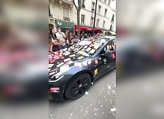 Il retrouve sa Tesla tapissée de slogans anti-capitalistes après le défilé du 1er mai