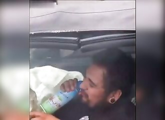 Après un accident, un gardien de sécurité continue à sniffer du gaz 