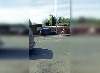 Poursuite urbaine surréaliste à Manchester