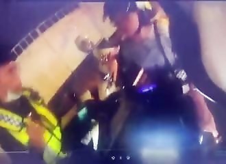 Au lieu de lui coller une amende, le policier aurait mieux fait d'arrêter cette scootériste !
