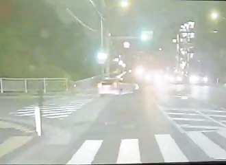 À Kobe, une dépanneuse tracte un camion, perd ses freins et percute un feu
