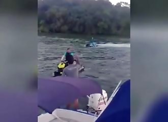 Il refusent de baisser le son de la musique, des jet-skieurs s'occupent de leur cas !