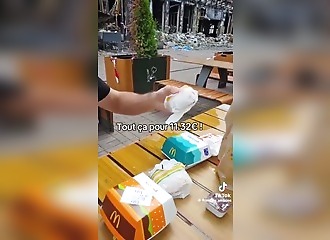 Il présente le McDo ukrainien à 11 €, l'explosion coupe la dégustation