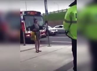 Expulsée d’un bus pour non-port du masque, elle devient complètement folle !