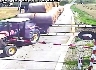 Cette collision impressionnante entre un train et un tracteur choque