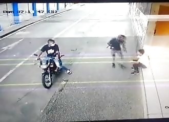 Ce pauvre gars se fait voler deux fois de suite en 5 minutes !