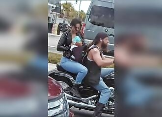 Cigarette à la main, elle allaite son bébé sur une moto ! 