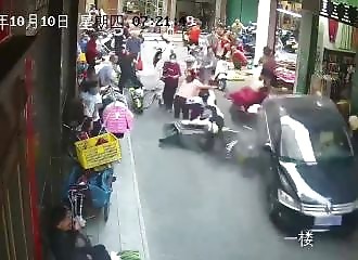 He pedals the wrong way and hits several pedestrians in China (Warning - shocking)