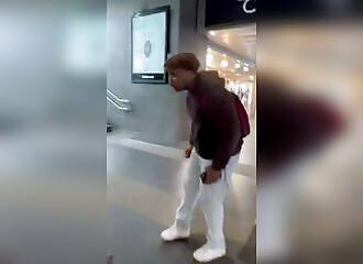 Un Juif et sa fille enlèvent des autocollants anti-Israël : il se font agresser par un pro-palestinien