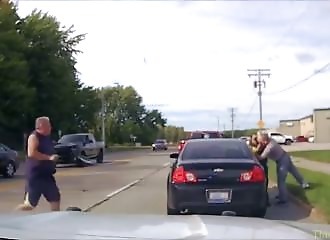 Good Samaritans help police officer in trouble with recalcitrant motorist