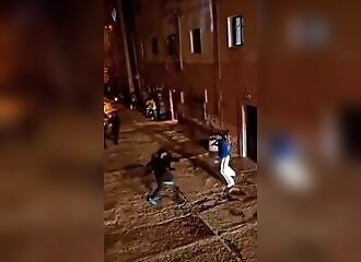 Il sort de chez lui avec un bâton pour se battre contre un homme armé d'une machette 