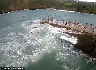 A young girl is swept away by a wave, saved by witnesses in extremis