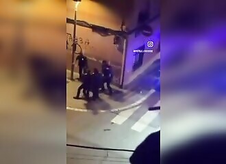 Six policiers fuient après avoir tenté d'arrêter un délinquant dans une zone chaude en Espagne