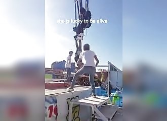 Sa ceinture se détache lors d'une attraction, elle frôle la mort (France)