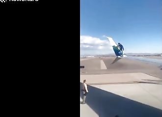Un homme grimpe sur l’aile d’un avion sur le point de décoller