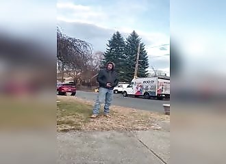 Un homme s’arrête chez son dealer pour passer une grosse commande…