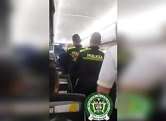 A passenger deported from a plane hits a police officer escorting him