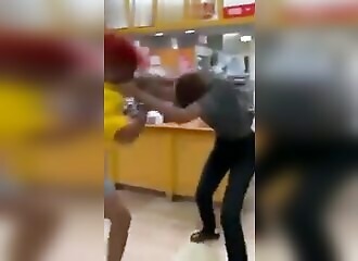 Altercation violente entre une employé Wendy et une cliente