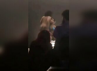 Ce show de striptease risque de vous laisser sans voix ! (NSFW)