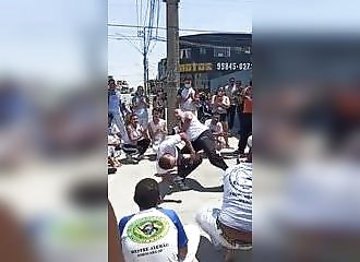Un danseur de capoeira met KO son partenaire (Brésil)