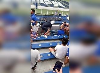 Il démarre une bagarre pour s'être fait marcher dessus accidentellement, et se fait mettre KO