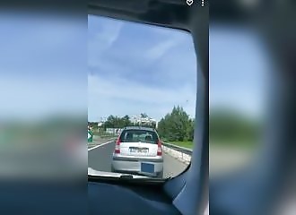 "Elle s'en bat le couilles!" Une automobiliste française intoxiquée termine son trajet contre une murette