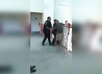 Déchirant: Un enfant supplie son père saoul d'arrêter de se battre
