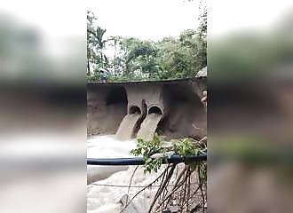 Il manque de peu de se faire emporter par un pont qui s'effondre
