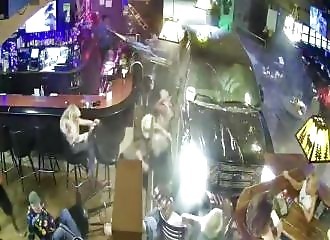 Un septuagénaire saoul percute 30 personne en rentrant dans un bar avec son SUV