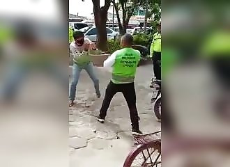 Oups, il tombe sur un boxeur professionnel !