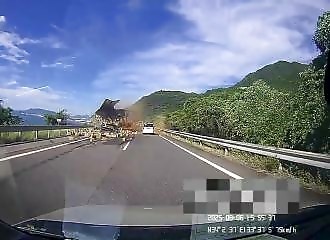Collision between two trucks just after a tunnel