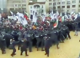 5000 manifestants tentent de pénétrer dans le parlement en Bulgarie