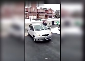 Embourbé dans la neige, un voleur de colis ne parvient pas à s’enfuir