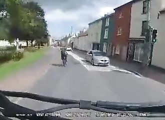 Ce cycliste refuse d'être doublé, le karma se charge de lui