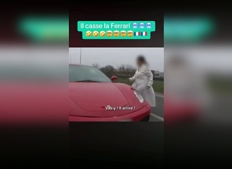 Filme pas ça ! Il a un accident avec une Ferrari louée .. mais il n'a pas le permis !