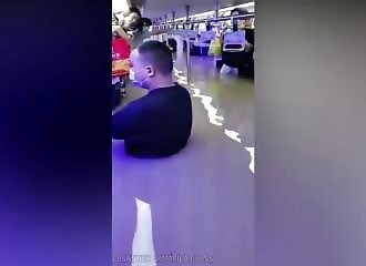 Coincés dans un métro inondé par les flots !