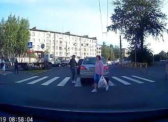 Un jeune trolle un automobiliste à l’arrêt sur un passage piéton (Russie)