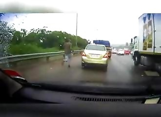 Un criminel vole une automobiliste sur une autoroute !