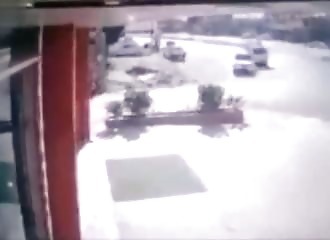 Après un vol plané, une voiture finit à l'intérieur d'un bâtiment