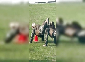 Cet entraînement militaire viral choque par la position adoptée par les soldat