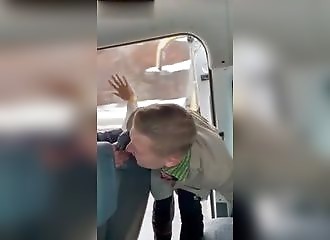 Montrer ses fesses aux automobilistes ? Mauvaise idée !