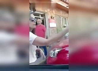 Elle se fait agresser parce qu'elle ne porte pas de masque .. par deux hommes qui ne portent pas de masque !