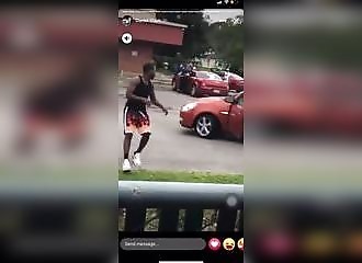 Un couple se dispute et tente de s'entretuer dans la rue !