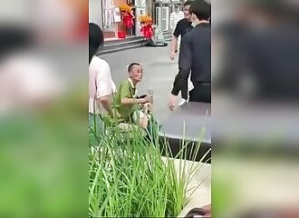 Un homme armé d'un ciseau et tenant une femme en otage se fait exploser par un coup de pelle